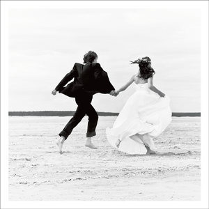 AGCP018 - Married Couple Running Away On Beach - Photographic Card