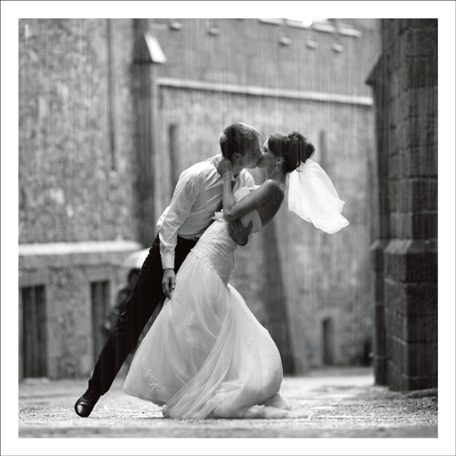 AGCP019 - Married Couple Kissing In The Rain - Photographic Card