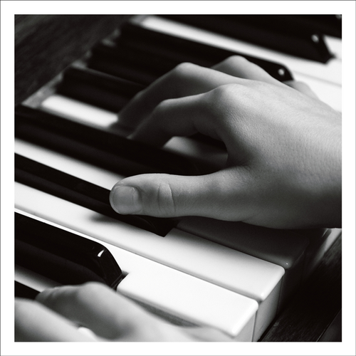 AGCP058 - Child's Hands Playing Piano - Photographic Card